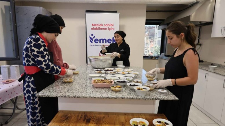 HÜNERLİ ELLERDEN AŞURE İKRAMI