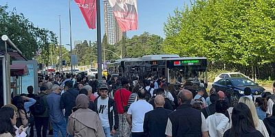 İstanbul’da Özel Halk Otobüsleri Kontak Kapatma Eylemi Yaptı, Anlaşma Sonrası Seferler Yeniden Başladı